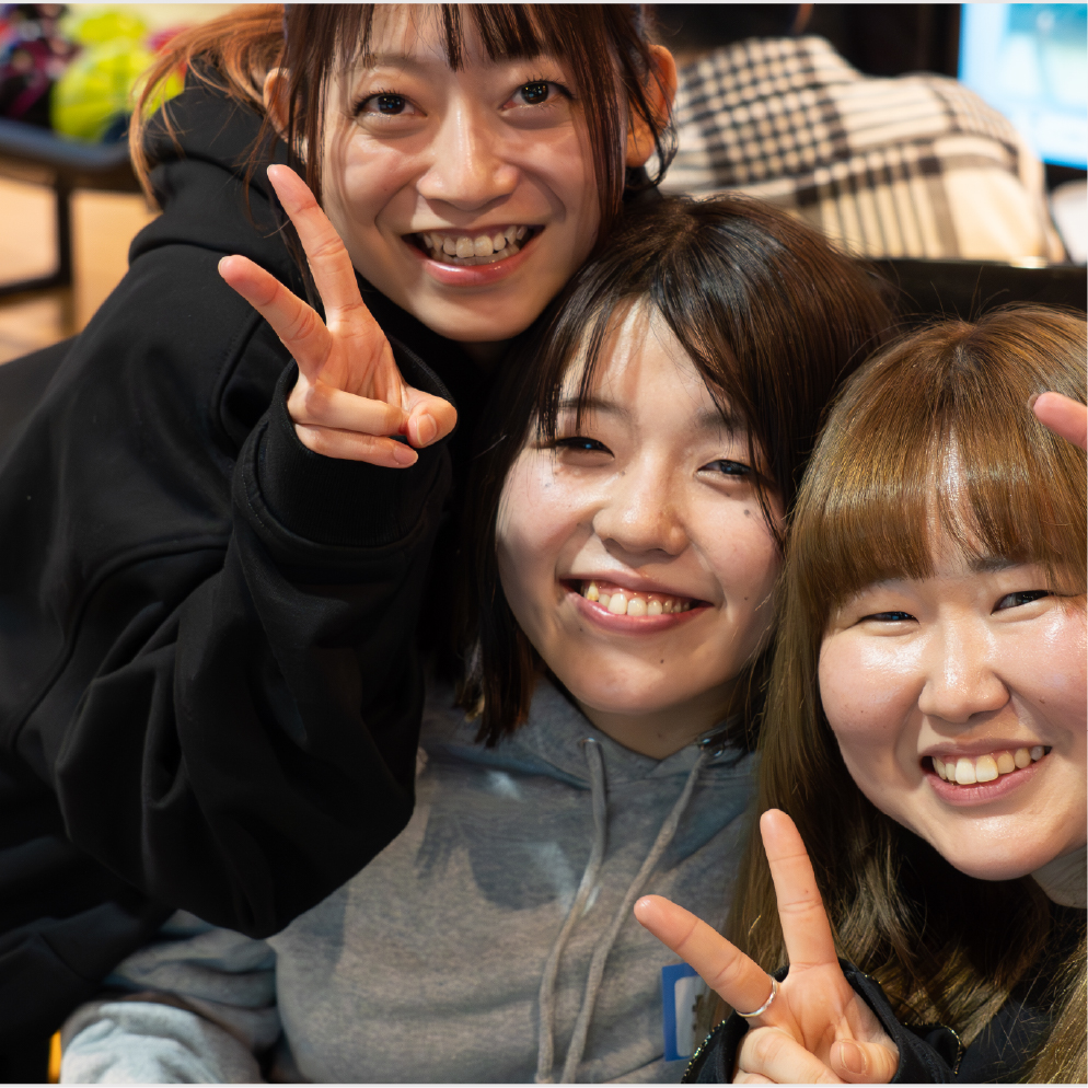 女性3人Vサイン