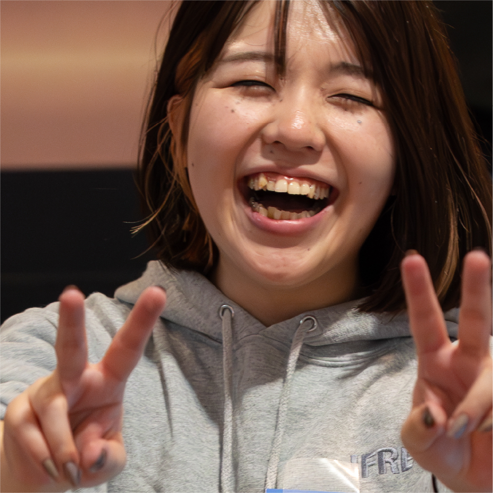 女性笑顔Vサイン