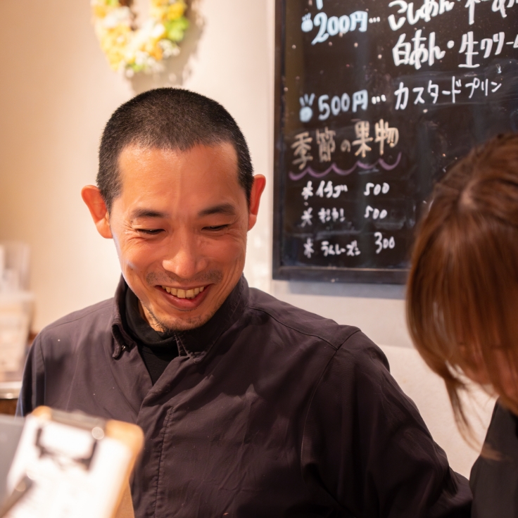 笑顔で談笑しているスタッフ